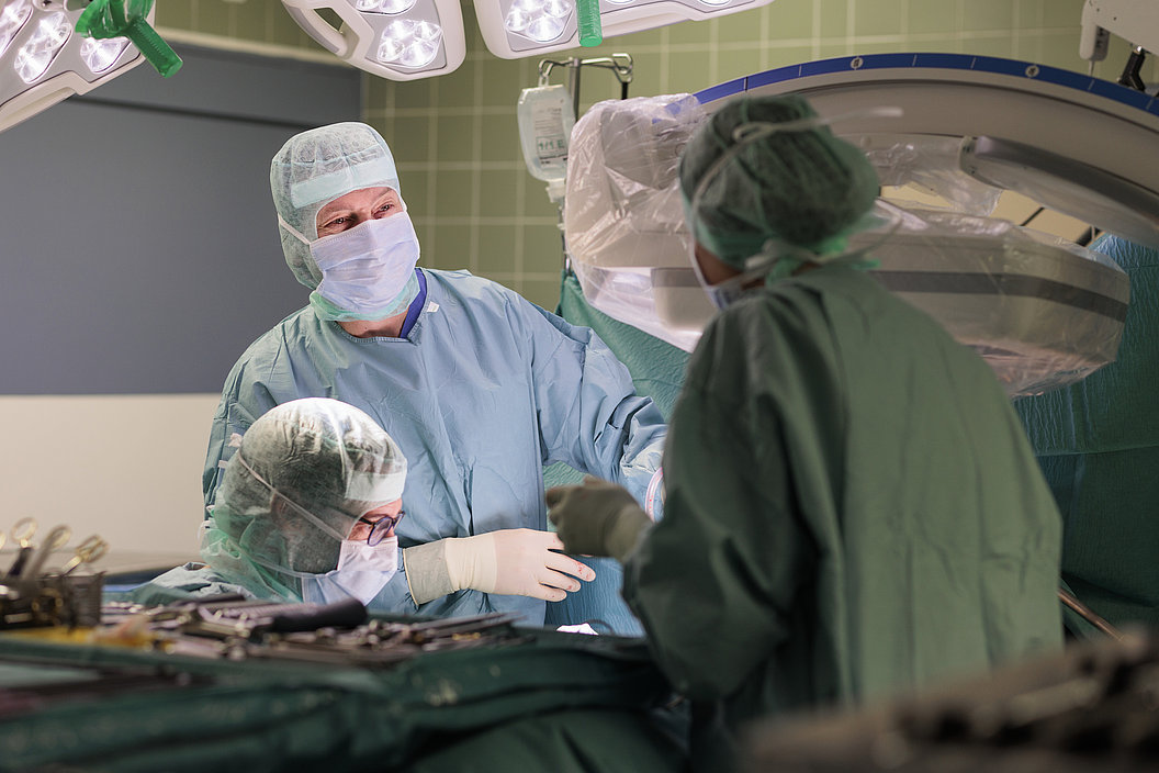 Chirurgen in Operationskleidung führen einen chirurgischen Eingriff im OP-Saal durch