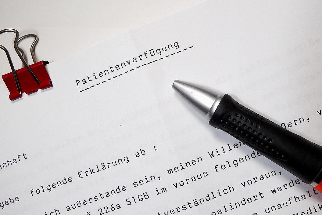 Patientenverfügung Dokument mit Kugelschreiber und roter Büroklammer auf weißem Papier