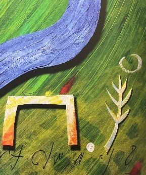 Abstrakte Darstellung mit blauem Fluss, gelb-rotem Torbogen, stilisierter Pflanze und handschriftlichen Zeichen auf grünem Hintergrund